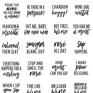 Puede incluir: Un fondo blanco con texto negro en forma de cuadr&iacute;cula. El texto es sobre el vino e incluye frases como "Vierte el vino", "Hakuna Moscato", "Pero primero, vino", "El sorbo sucede", "Fino como el vino", y "Novia en una nube de vino".