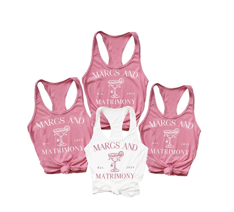 Puede incluir: Cuatro camisetas de tirantes rosas con texto blanco que dice "MARGS AND MATRIMONY" con un gr&aacute;fico de vaso de margarita. El texto tambi&eacute;n incluye "Est. 2024".