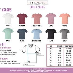 以下が含まれることがあります： 白、マルーン、ダスティローズなどの色のユニセックスTシャツの色見本。画像には、インチ単位のサイズチャートと、女性と男性のフィットに関する情報が含まれています。