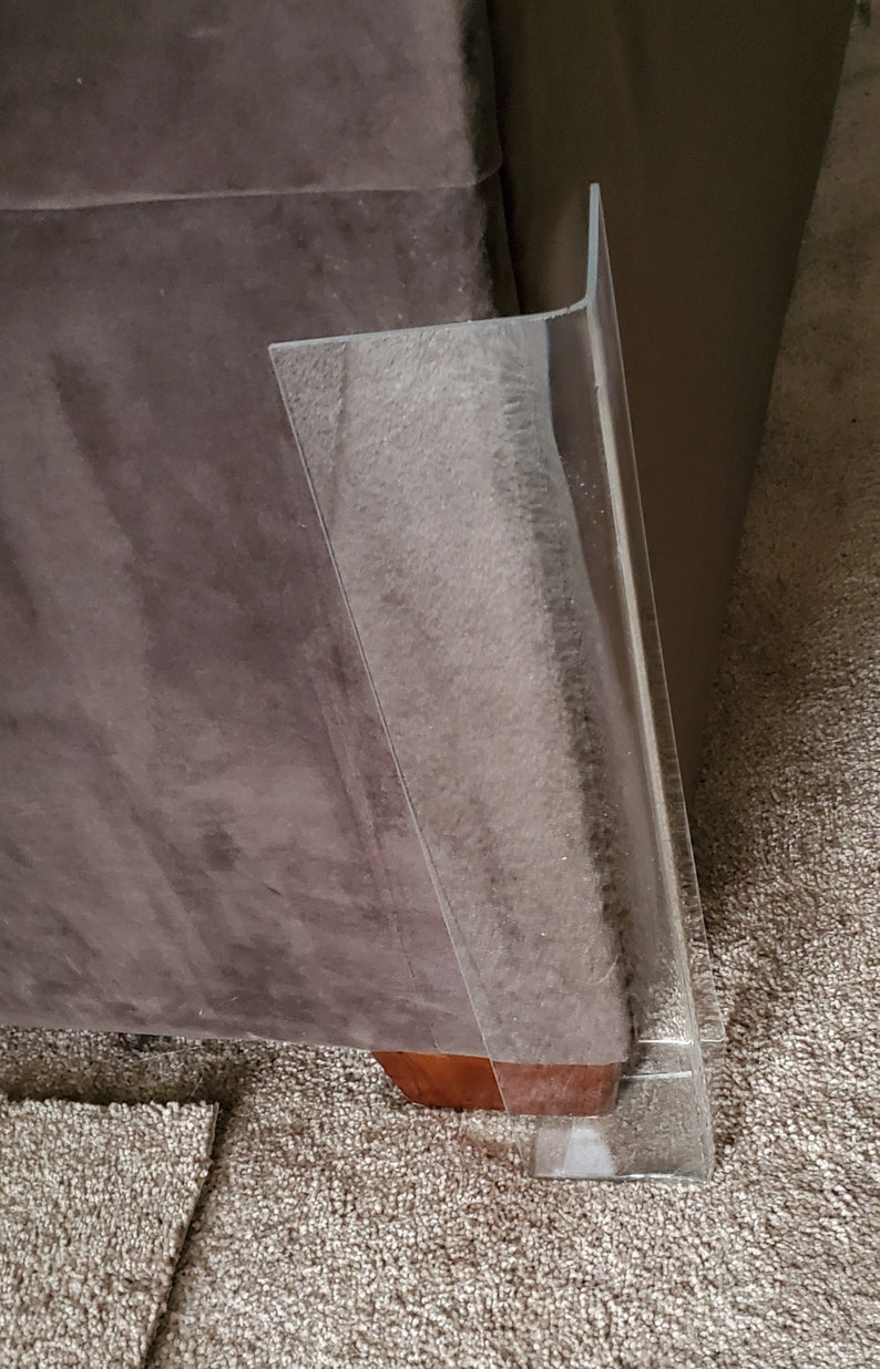 Puede incluir: Un protector de esquinas para muebles en forma de L hecho de acr&iacute;lico transparente. Esta pieza de pl&aacute;stico r&iacute;gido e incoloro presenta un &aacute;ngulo recto, proporcionando una barrera protectora lisa que se ajusta al borde de un mueble.
