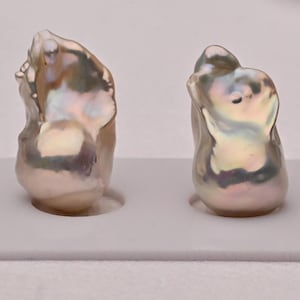 Par de perlas barrocas de bola de fuego blancas metálicas naturales de 12,5-13 mm / Superficie texturizada única / Gemas de alto brillo para joyería. XRYK03