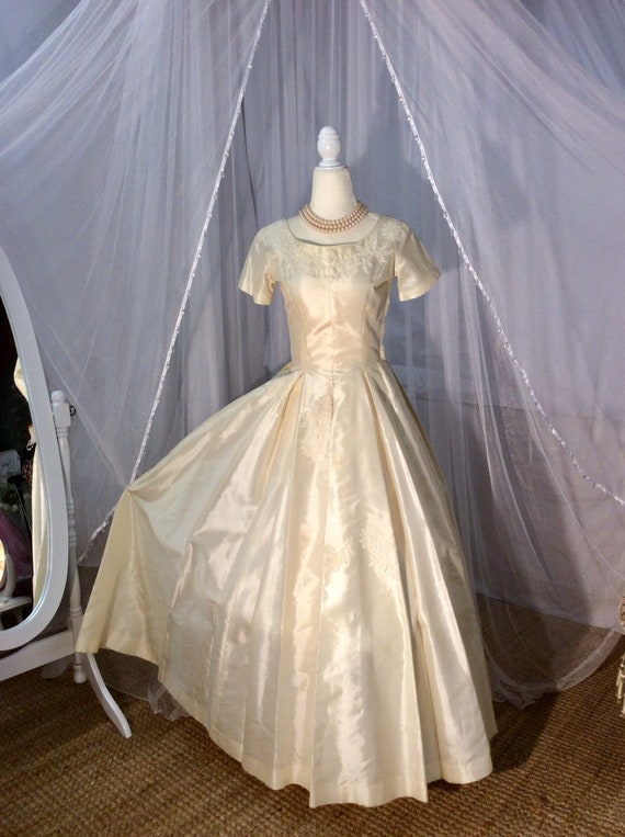 Vintage 50’s ivory peau de soie wedding dress wit… - image 1