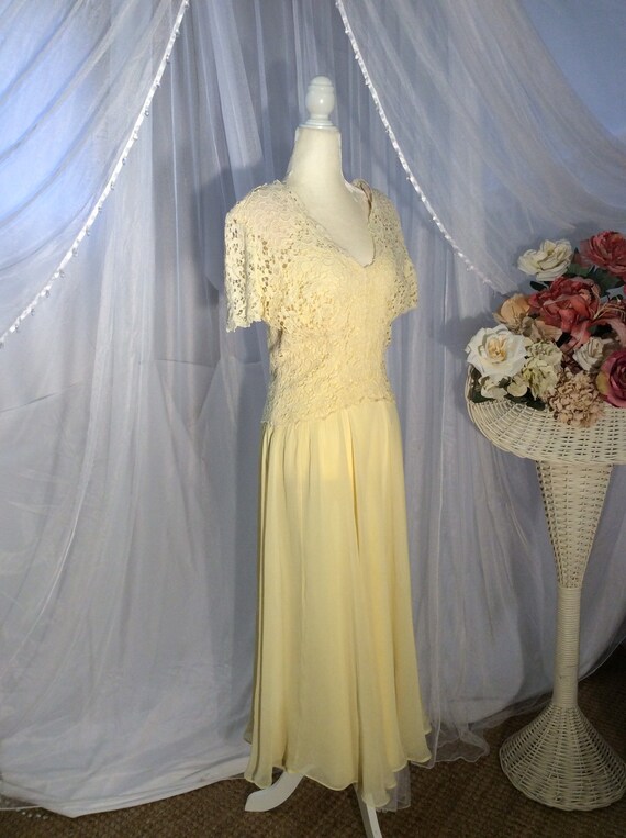 Vintage 1950’s, pale yellow chiffon and Guipure e… - image 7