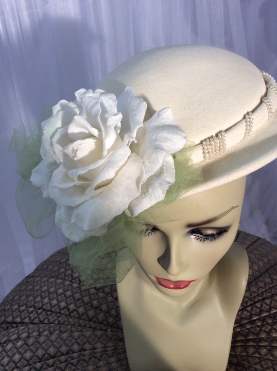 Vintage 50’s ivory wool calot  hat with added ros… - image 5