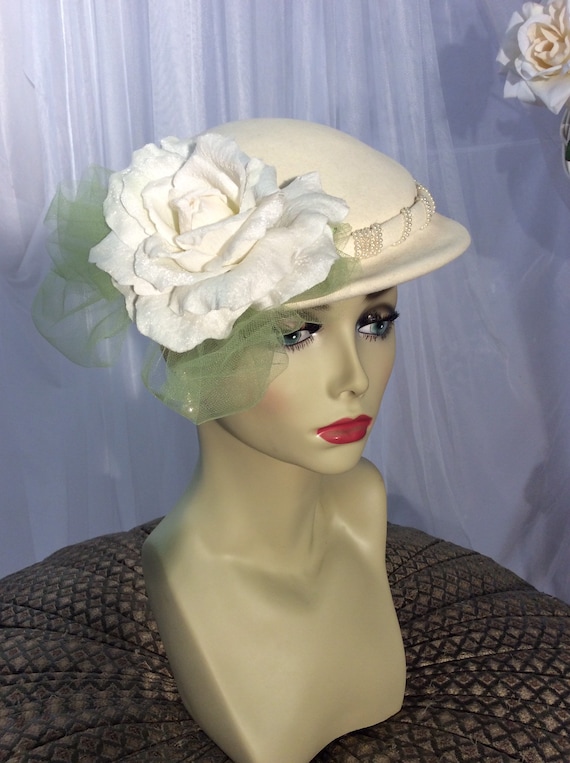 Vintage 50’s ivory wool calot  hat with added rose