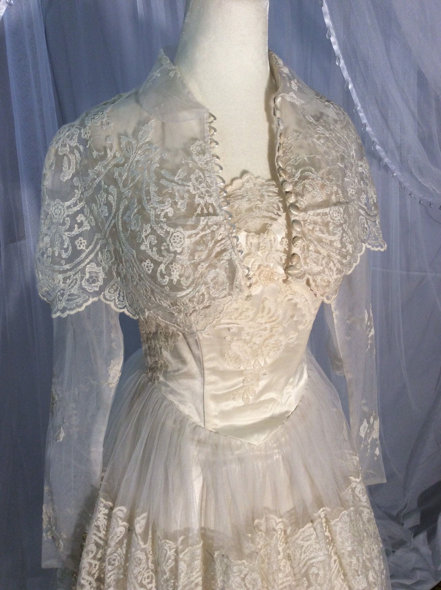 Vestido de novia vintage de encaje y tul de 1950 con bolero