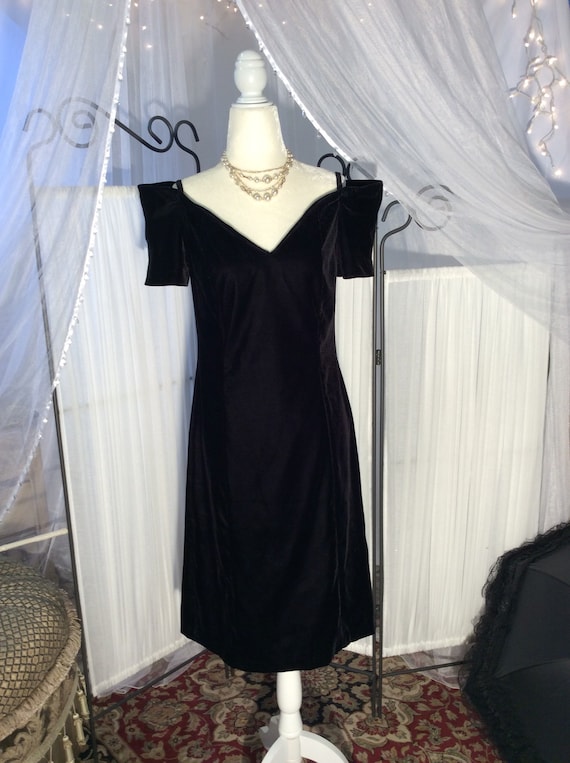 Vintage 1980 's Black rayon velvet, little black d