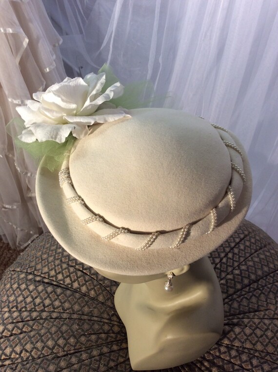 Vintage 50’s ivory wool calot  hat with added ros… - image 4