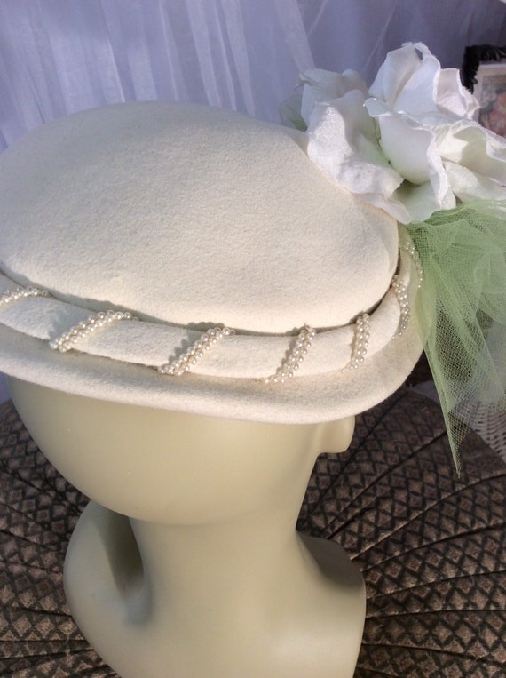 Vintage 50’s ivory wool calot  hat with added ros… - image 8
