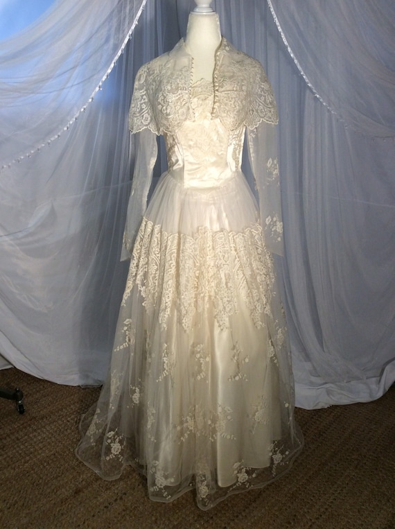 Vintage 1950’s lace and tulle wedding gown with b… - image 2