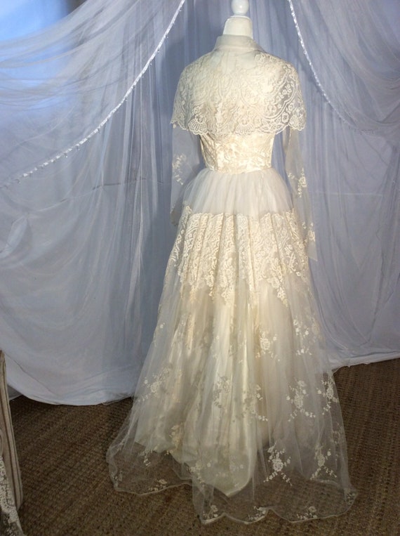 Vintage 1950’s lace and tulle wedding gown with b… - image 5