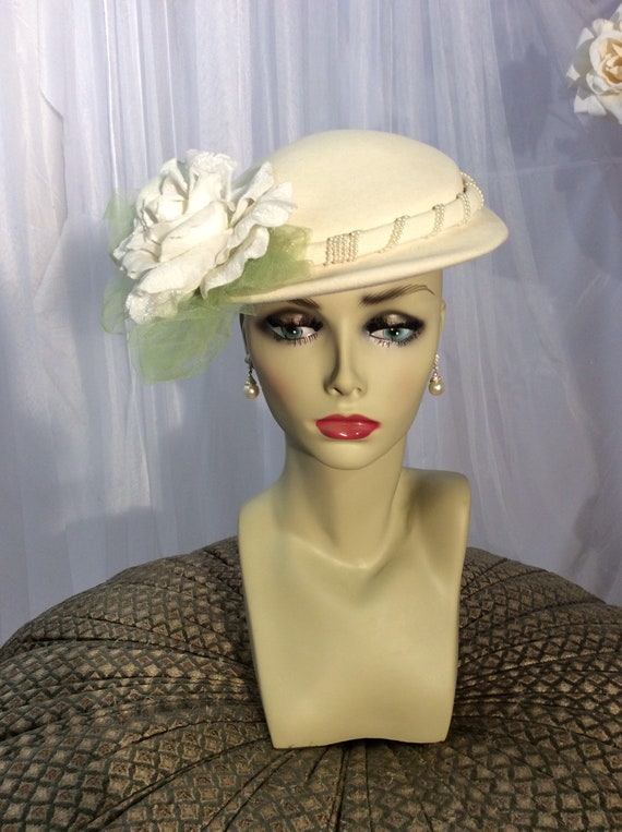 Vintage 50’s ivory wool calot  hat with added ros… - image 2