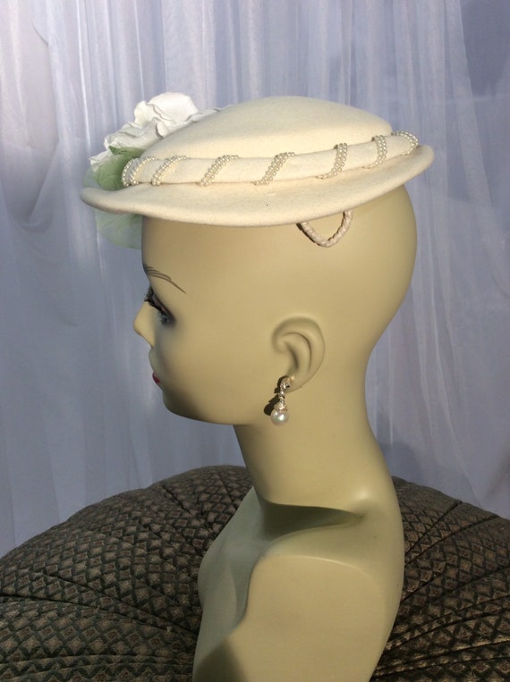 Vintage 50’s ivory wool calot  hat with added ros… - image 9