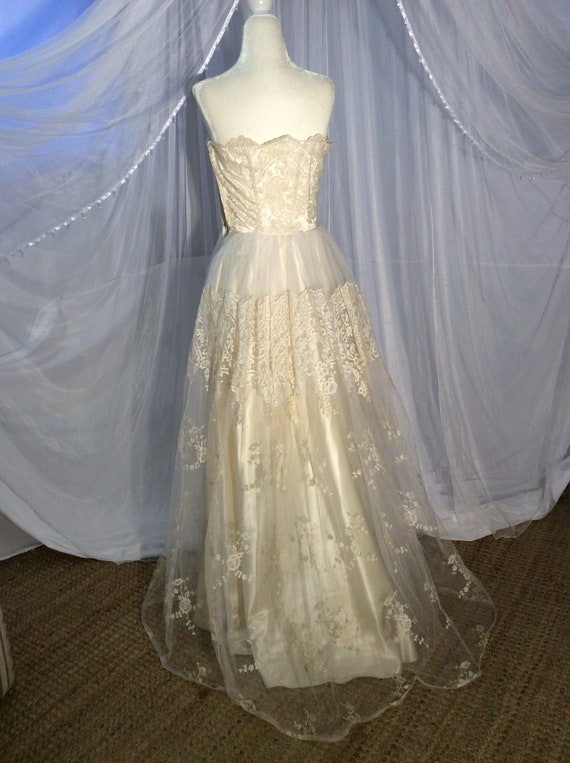 Vintage 1950’s lace and tulle wedding gown with b… - image 4