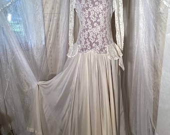 Fairy tale vintage wedding gown in ivory lace with violet  lining