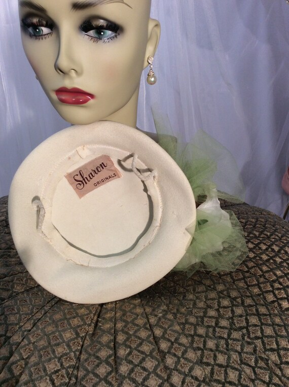 Vintage 50’s ivory wool calot  hat with added ros… - image 10