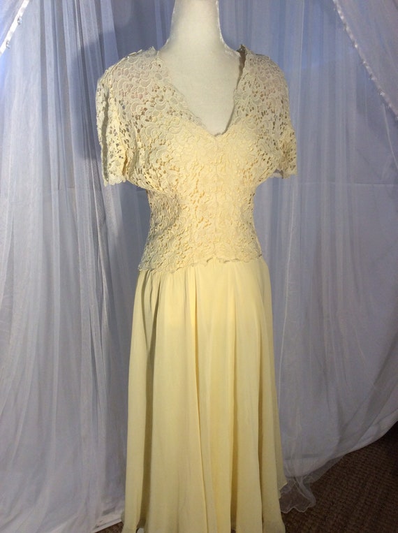 Vintage 1950’s, pale yellow chiffon and Guipure e… - image 6