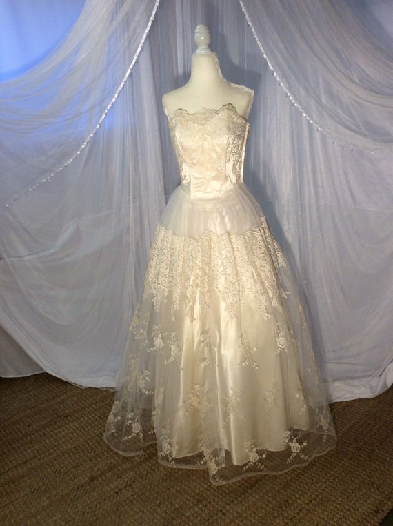 Vintage 1950’s lace and tulle wedding gown with b… - image 3