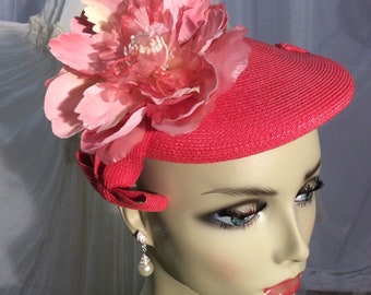 Vintage 1950’s little coral straw calot style  hat with large flower