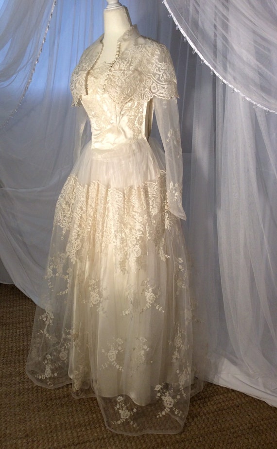 Vintage 1950’s lace and tulle wedding gown with b… - image 8