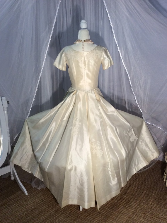 Vintage 50’s ivory peau de soie wedding dress wit… - image 10