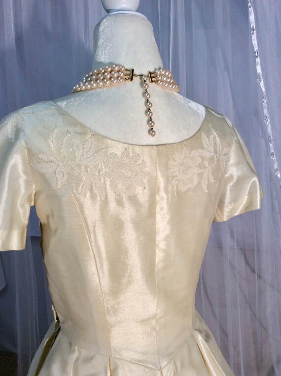 Vintage 50’s ivory peau de soie wedding dress wit… - image 9