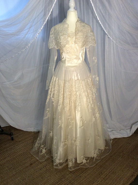 Vintage 1950’s lace and tulle wedding gown with b… - image 6