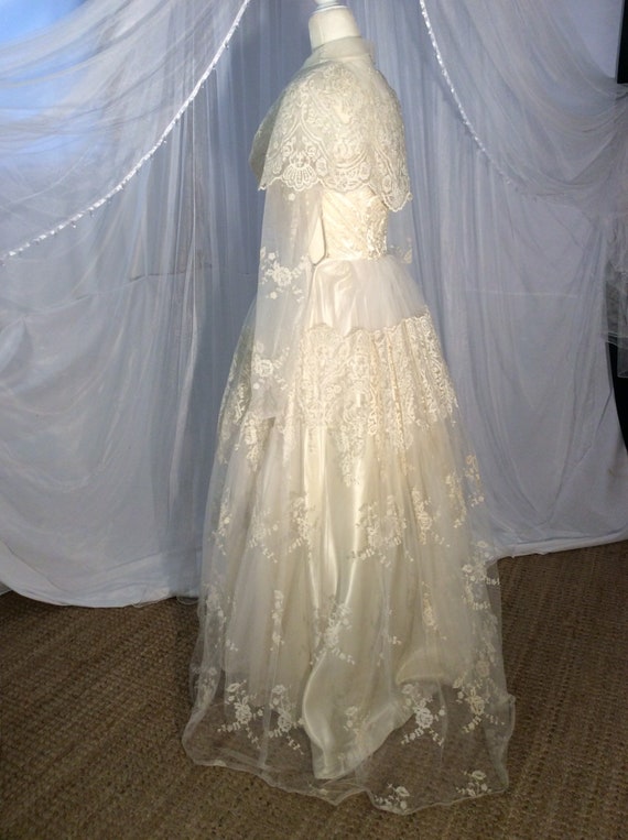 Vintage 1950’s lace and tulle wedding gown with b… - image 9