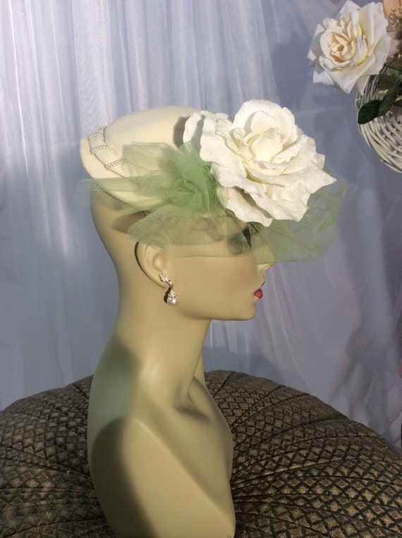 Vintage 50’s ivory wool calot  hat with added ros… - image 3