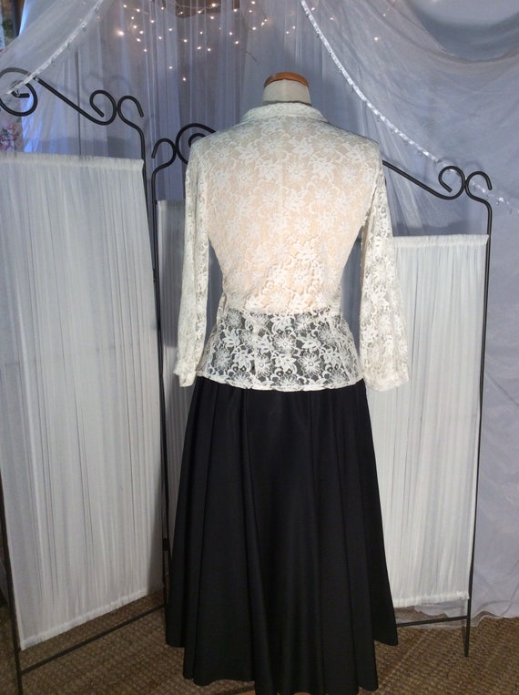 Ivory vintage 50s cotton lace blouse with tie fro… - image 5