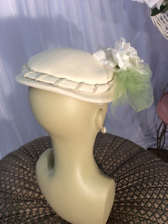 Vintage 50’s ivory wool calot  hat with added ros… - image 6