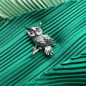 Broche Hibou Argenté Avec Ventre Vert Et Yeux En Cristal - Modèle PRB211 - Occasion