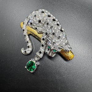 Vintage Strass Und Emaille Leopard Auf Einem Ast Brosche