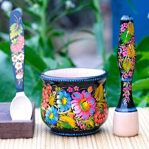 Handmålad mortel och stötset i trä med lila blommor, ukrainsk Petrykivka-konst