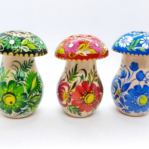 Salt and pepper shaker, Mushroom salt pepper shaker, Painted Wooden shakers, Ukraine folk art, Pinted flower salt cellar