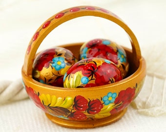Cesta de Páscoa de madeira com mini ovos, pequenos ovos de Páscoa pintados à mão, ovos de Páscoa com flores vermelhas e douradas na cesta, linda decoração de Páscoa para casa.
