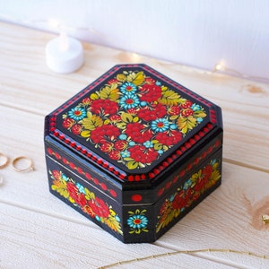 Boîte souvenir en bois peinte à la main - Coffre au trésor personnalisé à fleurs rouges, boîte à bijoux artistique ukrainienne Petrykivka avec doublure en tissu doux