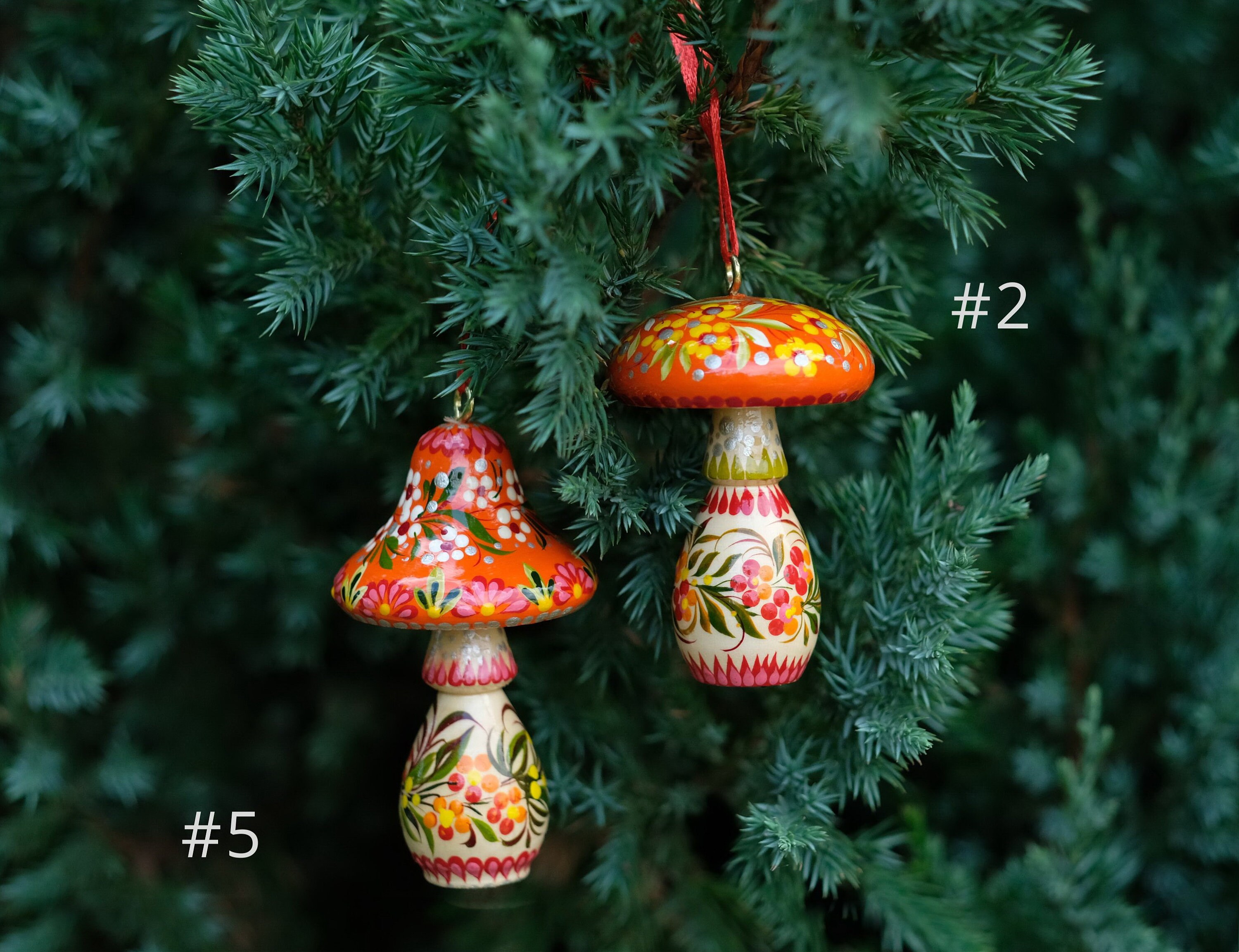 Decorazione natalizia a forma di fungo, decorazione per albero di Natale dipinta a mano, decorazione in legno ucraina, decorazione a forma di fungo fatato - Italia