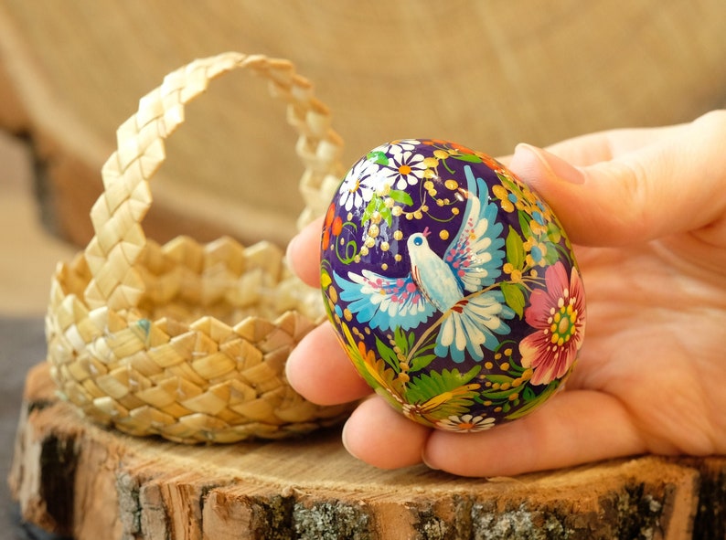 Huevo pysanky ucraniano, huevo de Pascua de madera, huevo de pájaro de hadas pintado a mano, huevo decorativo único, adorno de huevo pintado, huevo de madera de paloma egg without basket