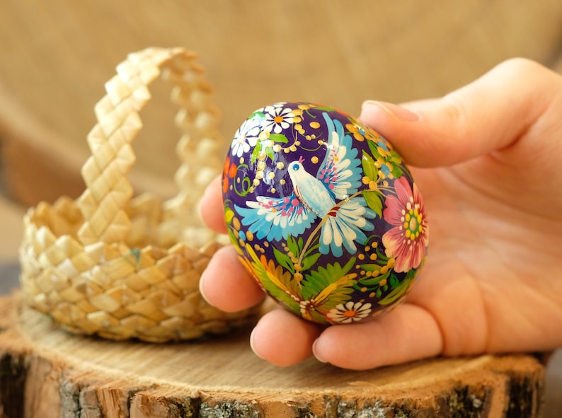Huevo pysanky ucraniano, huevo de Pascua de madera, huevo de pájaro de hadas pintado a mano, huevo decorativo único, adorno de huevo pintado, huevo de madera de paloma imagen 7