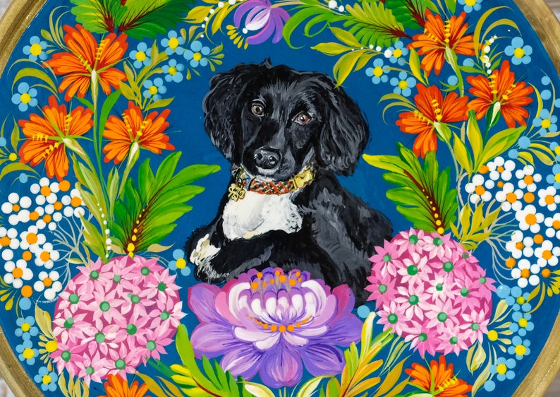 Puede incluir: Un perro blanco y negro con un collar rojo est&aacute; pintado sobre un fondo azul rodeado de flores de colores. Las flores son rosas, naranjas, amarillas, blancas y verdes.