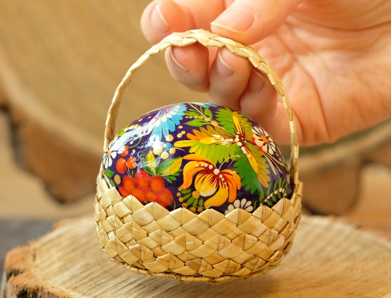 Huevo pysanky ucraniano, huevo de Pascua de madera, huevo de pájaro de hadas pintado a mano, huevo decorativo único, adorno de huevo pintado, huevo de madera de paloma egg with basket