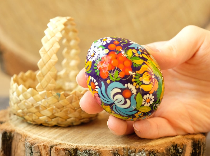 Huevo pysanky ucraniano, huevo de Pascua de madera, huevo de pájaro de hadas pintado a mano, huevo decorativo único, adorno de huevo pintado, huevo de madera de paloma imagen 2