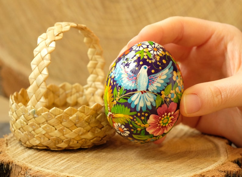 Huevo pysanky ucraniano, huevo de Pascua de madera, huevo de pájaro de hadas pintado a mano, huevo decorativo único, adorno de huevo pintado, huevo de madera de paloma imagen 4