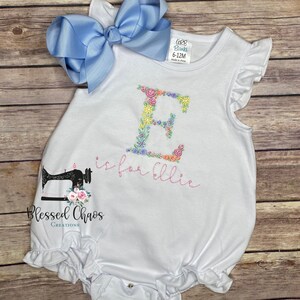 Mono con volantes y mangas de ángel para niñas con letras florales, monograma para bebé, mono personalizado, atuendo de verano para niñas, diseño floral pastel