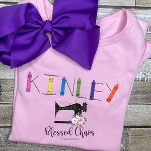 Mädchen zurück in die Schule Name Shirt, zurück in die Schule Shirt, Ersttags-Outfit, personalisiertes Schul-Shirt, Mädchen-Schule-Shirt, Buntstift Name Shirt