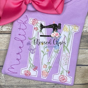 Camisa com monograma com letras florais personalizadas, camisa com babados para meninas com uma única letra floral, roupa com letras florais com monograma