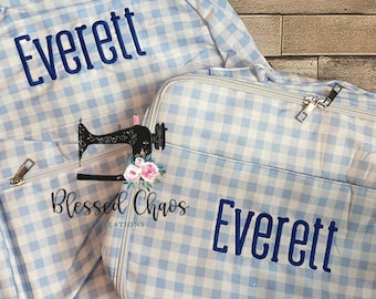 Gepersonaliseerde geborduurde kinderrugzak, jongens monogram schoolrugzak, blauwe Gingham boekentas, opvangtas, gepersonaliseerde boekentas, nylon