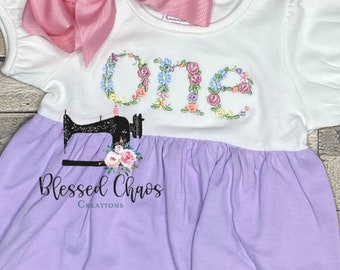 Erster Geburtstag Outfit, Mädchen Erster Geburtstag Kleid, Mädchen Rüschen Kleid mit Floral ONE, Personalisierte Geburtstagskleid, Floral besticktes Kleid