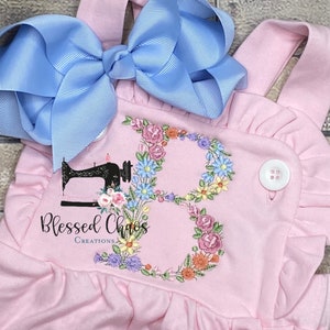 Mono con volantes y letras florales para niña, mono con volantes pastel, mono con monograma para bebé, mono personalizado, atuendo de verano para niña.